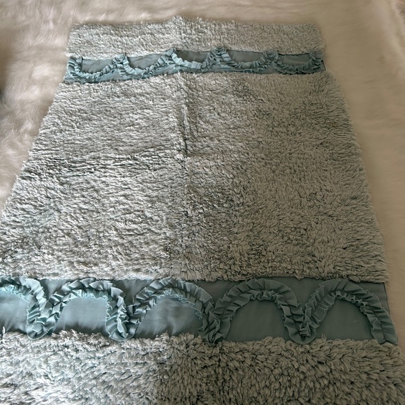 Shower Curtain ,rug and two hand towels and rings - Picture 5 of 6